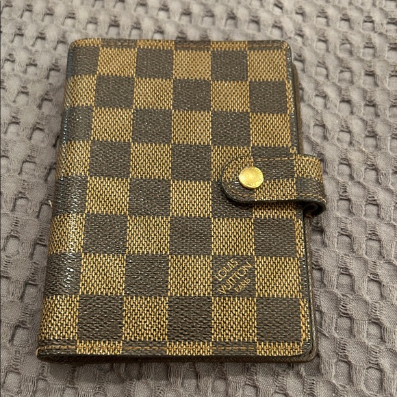 Louis Vuitton Accessories - Louis Vuitton Damier Graphite Wallet with Gold
Agenda / Planner
CA1003 Date Code